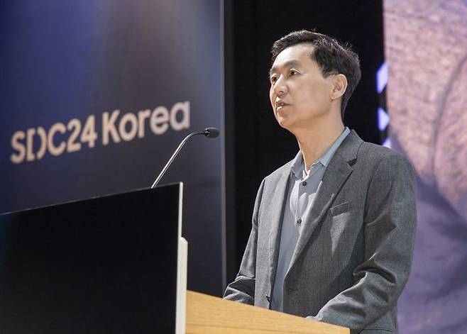 21일 진행된 '삼성 개발자 콘퍼런스 코리아 2024'에서 삼성전자 DX부문 최고기술책임자(CTO) 겸 삼성리서치장 전경훈 사장이 환영사를 하고 있다.ⓒ삼성전자