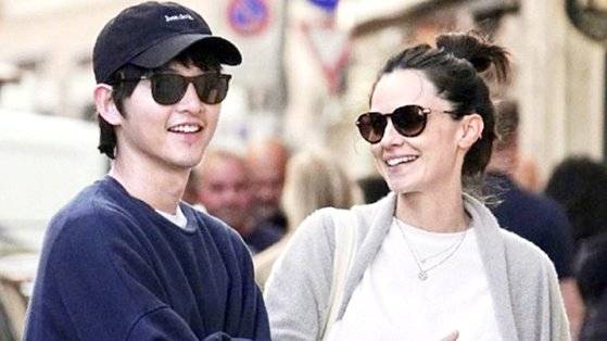 배우 송중기(왼쪽)의 아내 케이티 루이스 사운더스. 사진 반클리프 아펠 캡처