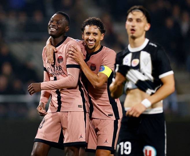 Soccer Football - Ligue 1 - Angers v Paris St Germain - Stade Raymond Kopa, Angers, France - November 9, 2024 Paris St Germain's Marquinhos and Randal Kolo Muani celebrate after the match REUTERS/Manon Cruz TPX IMAGES OF THE DAY<저작권자(c) 연합뉴스, 무단 전재-재배포, AI 학습 및 활용 금지>