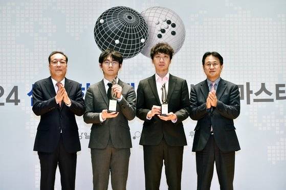 2024 삼성화재배 시상식 장면. 왼쪽부터 삼성화재배 주최사 중앙일보의 최훈 주필, 우승자 딩하오, 준우승자 당이페이, 대회 후원사인 삼성화재의 홍성윤 기획실장. 사진 한국기원