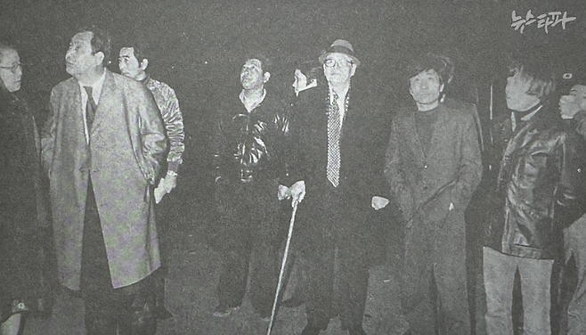△ 농성 기자들이 축출될 것이라는 소문이 돌자 민주인사들이 심야에 동아일보사 앞으로 몰려들었다. 왼쪽에서 두번째가 천관우.
