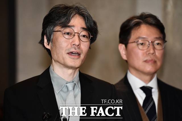 임종윤 한미사이언스 사내이사(왼쪽부터)와 임종훈 한미사이언스 대표이사 형제가 지난 4월 28일 경기 화성시 라비돌 호텔에서 열린 한미사이언스 '제51기 정기 주주총회'를 마치고 소회를 밝히고 있다. /박헌우 기자