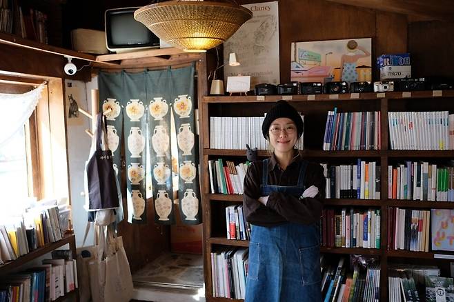 ‘책방무사’를 2015년부터 운영해온 뮤지션·작가 요조가 책방에서 웃고 있다. 이전을 위해 책방은 잠시 쉬고 있다. 요조 제공