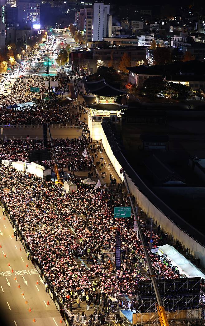 ‘거부권을 거부하는 전국비상행동’이 23일 오후 서울 광화문 북측광장 앞 도로에서 연 ‘김건희 채상병 특검 추진, 국정농단 규명! 윤석열을 거부한다 2차 시민행진’ 집회에서 참석자들이 구호를 외치고 있다. 김태형 기자
