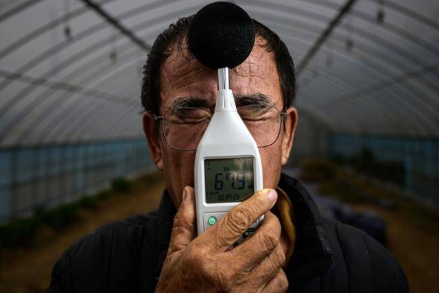 수개월 동안 북한의 대남 소음방송에 시달려온 접경지역 주민들의 얼굴에 ‘소리 고문’의 흔적이 고스란히 남았다. ‘들리는 표정’과 ‘보이는 소음’이 상존하는 그들의 모습을 소음계와 함께 기록했다. 사진은 안효철(66) 강화군 송해면 당산리 이장. 안 이장은 그간의 심경을 묻는 질문에 "여기 사는 죄다. 일찍이 우리 아버지가 이 땅에 지게 끈을 풀어놓고 살기 시작한 죄다."라고 답했다. 그는 현재 4번 뇌신경이 스트레스 장애를 일으키며 양쪽 시력이 모두 심각하게 저하된 상태다. 강화=하상윤 기자