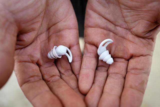 안효철 이장이 강화군 보건소에서 받은 귀마개를 꺼내 보이고 있다. 안 이장은 수개월째 대남 소음 방송에 시달리며 고통을 호소해왔지만, 국가가 마을 주민들에게 마련해준 실질적인 대책은 이 귀마개와 안대가 전부라고 말한다. 강화=하상윤 기자