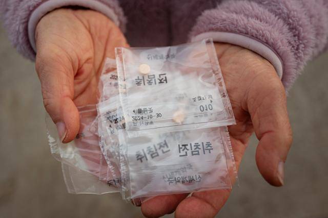당산리 주민 조경자(78)씨가 가방에서 꺼내 보인 수면제. 강화=하상윤 기자