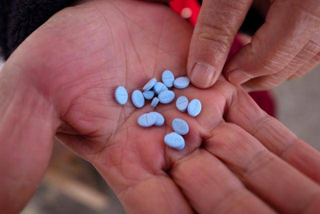 당산리 주민 김수자(76)씨 수개월째 복용 중인 수면제 낱알을 꺼내 보이고 있다. 그는 “평소엔 파란 약(수면제) 반쪽을 먹고 소음이 심할 때는 한 알을 먹는다” 라고 말했다. 강화=하상윤 기자