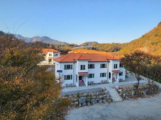 충북개발공사는 괴산군 장연면에 10여 년간 방치됐던 옛 하이웰콘도를 올초 매입해 최근 리모델링을 완료했다. 사진 충북개발공사