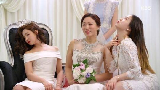 결혼식에서 밝은 옷을 입고 학창 시절 동생을 괴롭힌 신부에게 복수한다는 에피소드를 다룬 드라마 ‘아버지가 이상해’