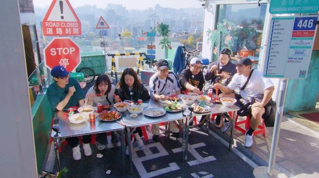 SBS ‘런닝맨’에서는 ‘이토록 친밀한 세계여행’이라는 독특한 콘셉트의 레이스가 펼쳐졌다. 각 멤버들이 추첨으로 선택한 나라를 사진으로 표현하고, 이를 바탕으로 시민들이 나라를 맞히는 방식으로 진행된 이번 방송은 멤버들의 기발한 아이디어와 시민들과의 심리전으로 가득했다. 지예은은 다이어트 후유증으로 인해 배고픔을 참지 못하고 레이스 내내 먹방을 선보이며 큰 웃음을 안겼다. 그녀는 소품으로 준비된 바게트를 먹거나, 점심 시간에 폭풍 식사를 하며 멤버들을 놀라게 했다. 이에 김종국과 유재석이 일침을 날리기도 했지만, 그녀는 “간헐적 단식 중”이라며 본인의 논리를 펼쳐 폭소를 자아냈다. 독창적인 사진 촬영과 시민들의 반응이 어우러진 이번 에피소드는 멤버들의 재치와 열정이 돋보인 시간이었다.