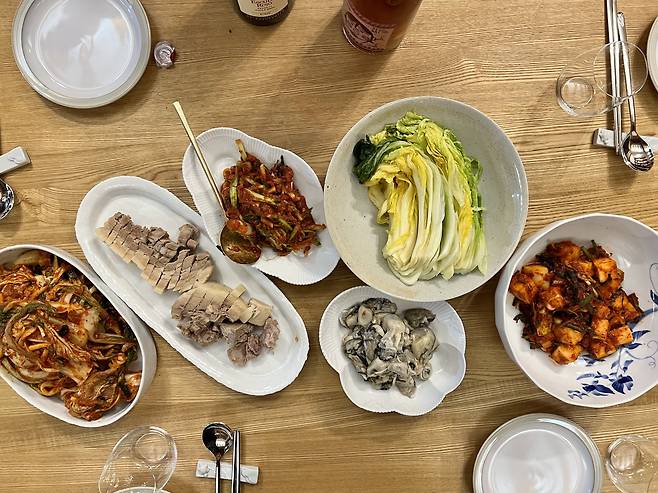 김장 날은 1년에 한번 우리 집에서 고기 냄새가 나는 날이다. 수육과 김장 겉절이로 차린 작년 김장 파티상. /윤혜자 제공