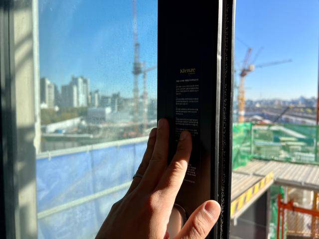 KCC가 제작하는 고급 창호인 클렌체를 사용한 청계SK뷰 창문. 전체적으로 이중창을 설치했고 발코니만 단창을 설치했다. 김민호 기자