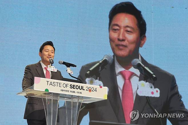 인사말하는 오세훈 서울시장 (서울=연합뉴스) 류효림 기자 = 오세훈 서울시장이 10일 오후 서울 노들섬에서 열린 2024 서울미식어워즈에서 인사말을 하고 있다. 2024.11.10 ryousanta@yna.co.kr
