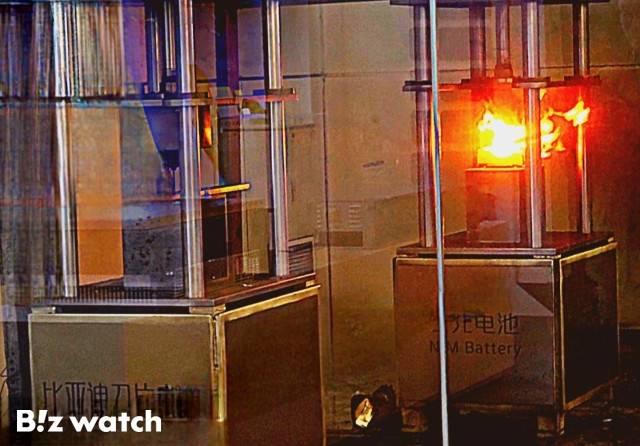 BYD 본사 기술 전시관에서 진행되고 있는 '못 관통' 실험. BYD가 개발한 앞쪽 블레이드 배터리는 못으로 뚫려도 아무 일이 없는 반면, 뒤쪽 삼원계(NCM) 배터리에선 연기와 불이 나고 있다./사진=최지훈 기자 jhchoi