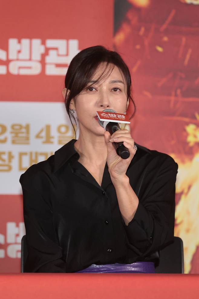 배우 장영남이 25일 서울 용산구 CGV용산점에서 열린 영화 소방관 시사회 및 기자간담회에서 인사말을 하고 있다. 사진 | 연합뉴스