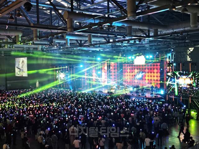 넥슨이 23일 일산 킨텍스에서 개최한 '블루 아카이브 사운드 아카이브 페스티벌'에서 이용자들이 게임 음악을 감상하고 있다. 김영욱 기자