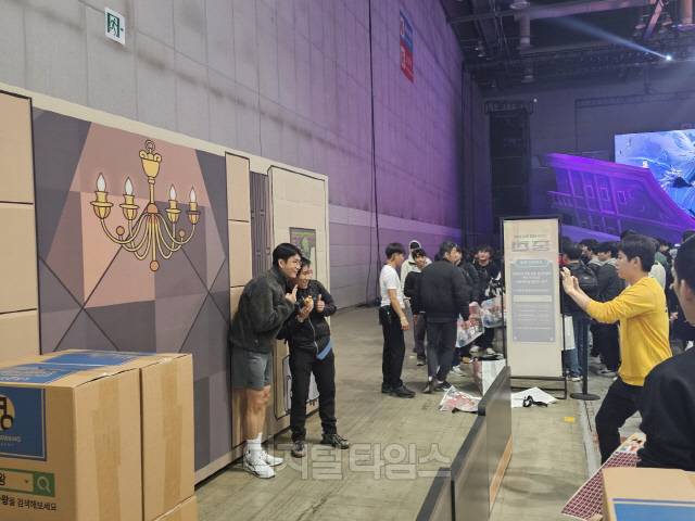 보겸이 포토존에서 팬들과 사진을 찍고 있다. 김영욱 기자