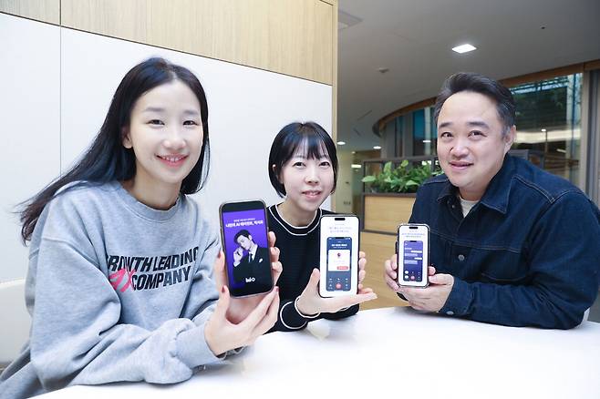 이도철 LG유플러스 넥스트 모바일서비스스쿼드 프로덕트 오너(PO), 임소연 라이프·모바일UX챕터 사용자인터페이스(UI) 기획자, 채다행 넥스트 모바일서비스스쿼드 서비스 기획자(오른쪽부터)가 최근 서울 용산구 사옥에서 매일경제와 인터뷰한 후 자사 AI 통화 에이전트 서비스 '익시오'를 선보이고 있다. LG유플러스
