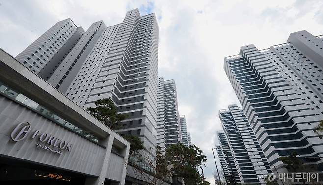 (서울=뉴스1) 김성진 기자 = 11월 둔촌주공아파트를 재건축한 올림픽파크포레온 입주가 시작되면서 서울 아파트 입주 물량이 6년 만에 최대 규모를 기록할 전망이다. 28일 직방 조사에 따르면 11월 서울 입주물량은 총 1만2784가구로 2018년 12월(1만3022가구) 이후 가장 많은 물량이 공급될 예정이다. 사진은 이날 오후 1만2천32가구의 서울 강동구 올림픽파크포레온 아파트 단지 모습. 2024.10.28/뉴스1 Copyright (C) 뉴스1. All rights reserved. 무단 전재 및 재배포, AI학습 이용 금지. /사진=(서울=뉴스1) 김성진 기자