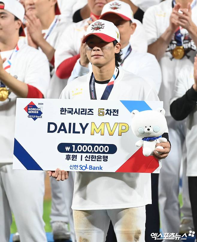 28일 오후 광주기아챔피언스필드에서 열린 '2024 신한 SOL Bank KBO 한국시리즈' 삼성 라이온즈와 KIA 타이거즈의 5차전 경기, KIA가 7:5의 스코어로 승리하며 7년 만에 통합 우승을 이뤄냈다. 경기 종료 후 KIA 박찬호가 한국시리즈 5차전 데일리 MVP 수상 기념 촬영을 하고 있다.