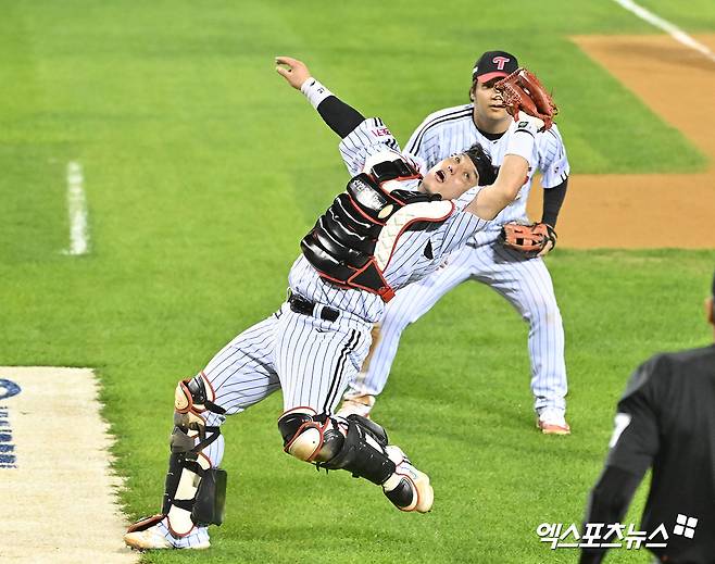 LG 포수 박동원이 KBO 수비상을 수상했다. 17일 오후 서울 송파구 잠실야구장에서 열린 '2024 신한 SOL Bank KBO 포스트시즌' 삼성 라이온즈와 LG 트윈스의 플레이오프 3차전 경기, 7회초 1사 LG 박동원이 삼성 강민호의 파울 타구를 잡아내고 있다. 엑스포츠뉴스 DB