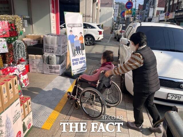 보성군이 휠체어 이용자 등 이동 약자의 이동권 확보를 위해 식당·약국·미용실 등 소규모 가게에 ‘이동식 경사로'를 전액 무료로 지원하고 있다. 사진은 이동식 경사로가 설치된 모습./보성군