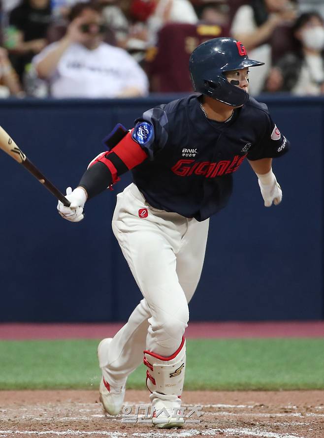 2023 KBO 프로야구 키움히어로즈와 롯데자이언츠의 경기가 지난해 8월 9일 오후 서울 고척스카이돔에서 열렸다. 5회초 1사 1루 김민석이 안타를 치고 있다. 고척=김민규 기자 mgkim1@edaily.co.kr