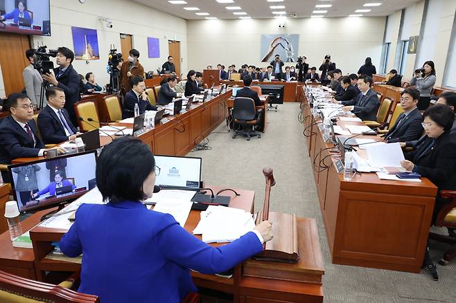 국회 과학기술정보통신위원회 전체회의가 열린 26일 최민희 과방위원장이 인공지능(AI) 기본법 제정안을 상정하고 있다. 연합뉴스