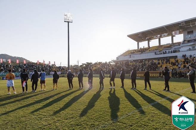 광주는 올해 재정건전화 문제로 홍역을 앓았다. 그럼에도 ACLE에서 선전을 거듭하고 있다. 24일 전북과 리그 최종전 홈경기를 마친 뒤 팬들에게 인사하는 광주 선수단. 사진제공|한국프로축구연맹