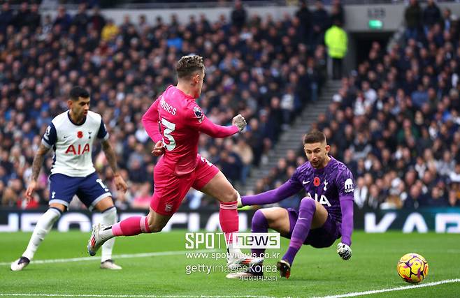 ▲ 토트넘 구단은 26일(이하 한국시간) "비카리오가 오른쪽 발목 골절로 수술을 받게 됐다"라고 공식 발표했다. 이어 "그는 지난 맨체스터 시티와 프리미어리그 경기에서 부상을 당했다"라며 "의료진의 평가를 통해 언제 복귀할 수 있을지 결정할 예정이다"라고 덧붙였다. 토트넘의 핵심적인 골키퍼 비카리오의 이탈은 치명적이다. 특히 지난 맨체스터 시티전을 잡으면서 분위기가 좋았던 토트넘 입장에서 큰 악재다.