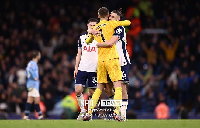 ▲ 토트넘 구단은 26일(이하 한국시간) "비카리오가 오른쪽 발목 골절로 수술을 받게 됐다"라고 공식 발표했다. 이어 "그는 지난 맨체스터 시티와 프리미어리그 경기에서 부상을 당했다"라며 "의료진의 평가를 통해 언제 복귀할 수 있을지 결정할 예정이다"라고 덧붙였다. 토트넘의 핵심적인 골키퍼 비카리오의 이탈은 치명적이다. 특히 지난 맨체스터 시티전을 잡으면서 분위기가 좋았던 토트넘 입장에서 큰 악재다.