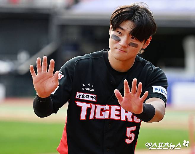 16일 오후 수원KT위즈파크에서 열린 '2024 신한 SOL Bank KBO리그' KIA 타이거즈와 KT 위즈의 경기, KIA가 김도영의 멀티 홈런에 힘입어 KT에 11:5 대승을 거두며 정규리그 우승 매직넘버를 1로 줄였다. 이날 경기에서 승리한 KIA 김도영이 방송인터뷰를 마친 후 관중들에게 인사를 하고 있다. 엑스포츠뉴스 DB