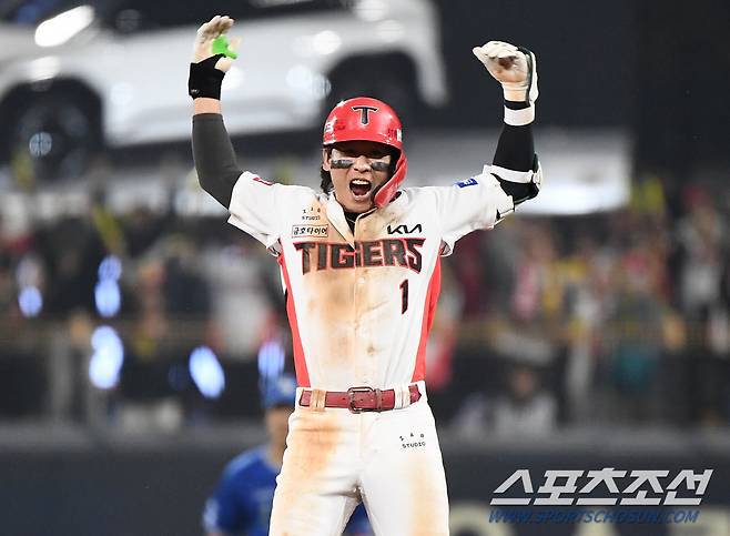 28일 광주 기아 챔피언스필드에서 열린 삼성과 KIA의 한국시리즈 5차전. 8회말 1사 1루 박찬호가 1타점 2루타를 친 후 환호하고 있다. 광주=정재근 기자 cjg@sportschosun.com/2024.10.28/