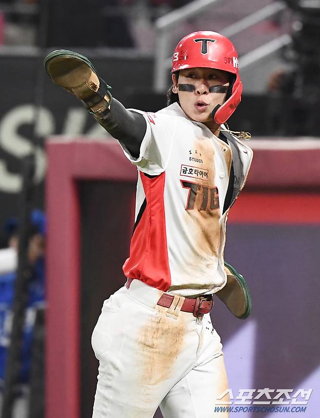 28일 광주 기아 챔피언스필드에서 열린 삼성과 KIA의 한국시리즈 5차전. 1회말 1사 1, 3루 나성범의 희생플라이 때 득점한 박찬호가 기뻐하고 있다. 광주=정재근 기자 cjg@sportschosun.com/2024.10.28/