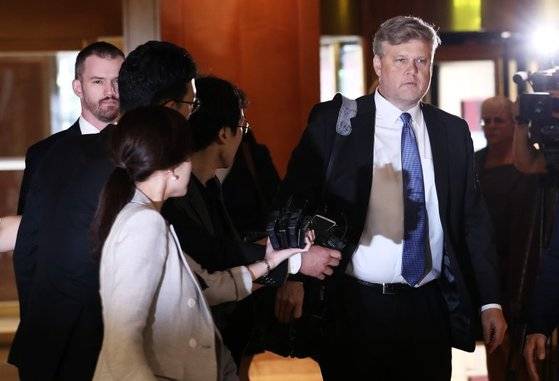 지난 2017년 8월 22일 서울 중구 소공동 롯데호텔에서 당시 미국 무역대표부(USTR) 무역 대표 비서실장 제이미슨 그리어(오른쪽)가 한미 FTA 공동위원회 참석차 이동하고 있다. 뉴스1