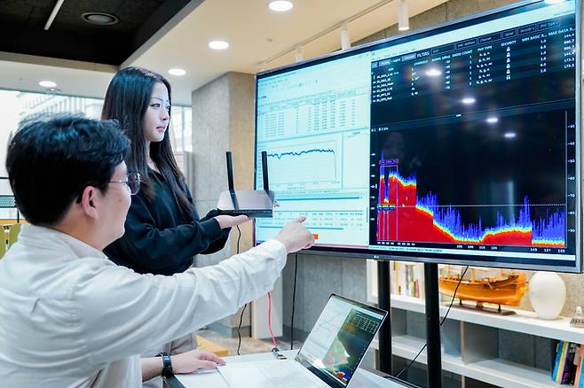 SK브로드밴드 직원들이 차세대 가정용 와이파이7 공유기 성능을 검증하고 있다. SK브로드밴드 제공