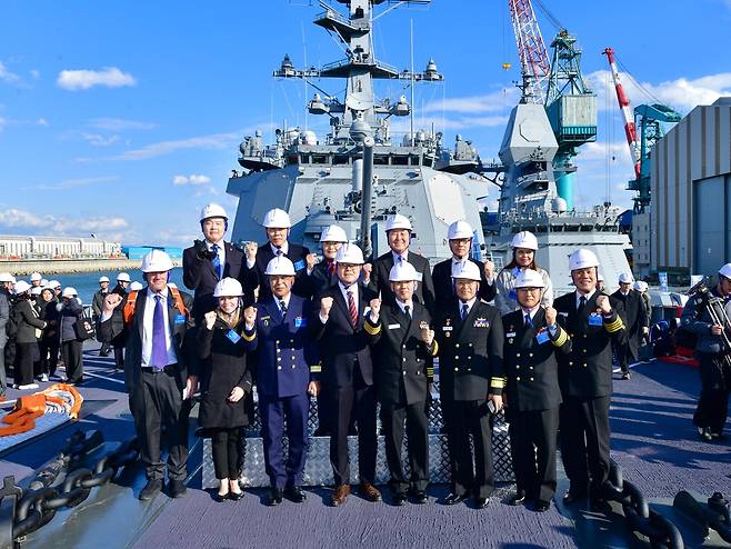 27일 울산 HD현대조선소에서 열린 정조대왕급 구축함 인도 서명식에 이례적으로 주한 외교사절 20여 명이 참석해 기념촬영을 하고 있다. HD현대중공업