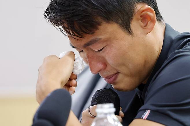 축구 국가대표 출신 손준호(수원FC)가 11일 오후 경기도 수원시 장안구 수원시체육회관에서 중국축구협회 영구 제명 징계 관련 기자회견을 하며 눈물을 흘리고 있다. 중국 프로축구 승부 조작 의혹 속에 중국 공안에 10개월 동안 구금됐다 지난 3월 풀려난 손준호는 중국축구협회 영구 제명 징계를 받았다. 2024.9.11 연합뉴스