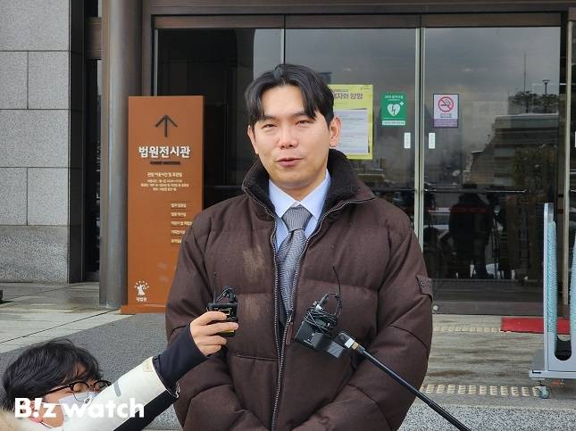 이철우 변호사(게임이용자협회장)이 28일 대법원 앞에서 기자들의 질문에 답하고 있다. /사진=게임기자단