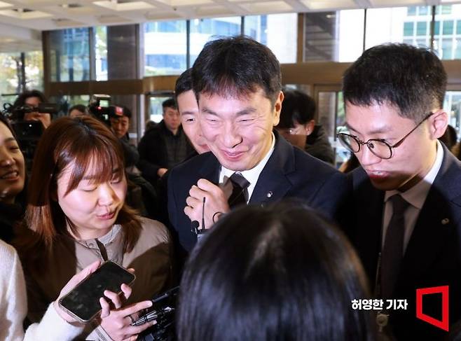 이복현 금융감독원장이 28일 서울 명동 은행회관에서 열린 금감원장-은행지주 이사회 의장 간담회에 참석하기 위해 은행회관으로 들어가며 기자들에 둘러싸여 질문을 받고 있다.