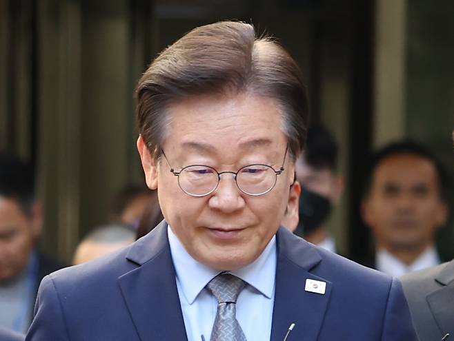 공직선거법상 허위 사실 공표 혐의를 받는 이재명 더불어민주당 대표가 지난 15일 서울중앙지법에서 열린 1심에서 징역 1년에 집행유예 2년을 선고 받고 법원을 나오고 있다. /연합뉴스