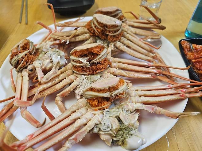 지난 17일 경북 안동의 한 식당에서 한 접시, 5마리 6만원에 단골손님에게 팔린 알이 꽉찬 ‘빵게’. /권광순 기자