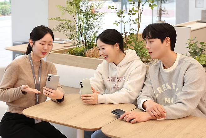 삼성스토어 매니저가 '갤럭시 A16 LTE'에 대해 안내하고 있다.