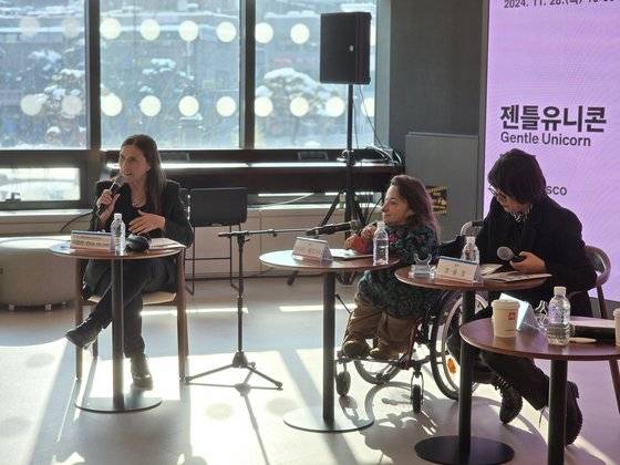 키아라 베르사니(왼쪽에서 두 번째)가 28일 서울 모두예술극장에서 취재진과 대화를 나누고 있다. 사진 모두예술극장