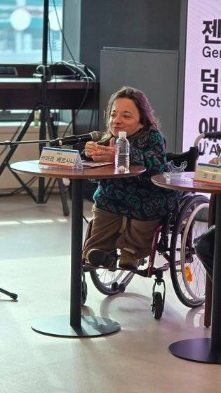 키아라 베르사니가 28일 서울 모두예술극장에서 취재진과 대화를 나누는 모습. 사진 모두예술극장