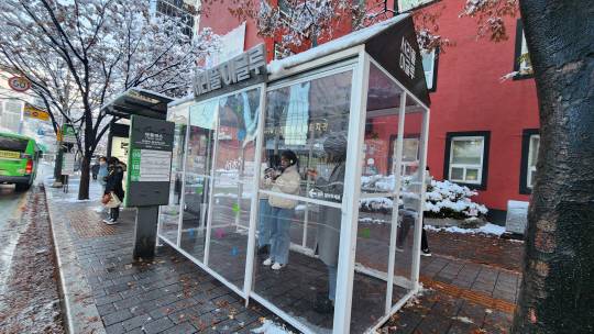 서울 서초구 관내 버스정류장에 추위를 피하면서 버스를 기다릴 수 있도록 설치된 서리풀 이글루. 서초구청 제공