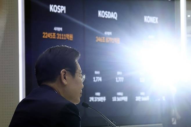 이재명 더불어민주당 대표가 28일 오전 서울 여의도 한국거래소에서 열린 ‘대한민국 주식시장 활성화 TF 현장 간담회’에서 발언하고 있다. 연합뉴스