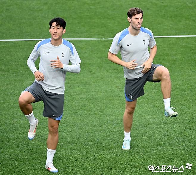영국 매체 스탠다드가 28일(한국시간) 토트넘이 현재 선수단에서 가장 긴 시간 뛰고 있는 벤 데이비스의 1년 계약 연장 옵션을 발동하려 한다고 보도했다. 이와 함께 손흥민이 토트넘이 제시한 재계약 제안에 사인하지 않아 1년 연장을 준비한다고 덧붙였다. 엑스포츠뉴스DB