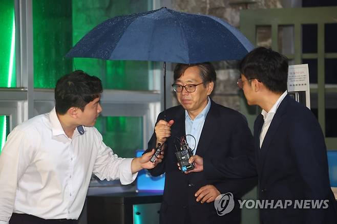 영장 기각된 양재식 전 특검보 (의왕=연합뉴스) 서대연 기자 = 대장동 민간 개발업자들을 돕는 대가로 금품을 수수했다는 이른바 '50억 클럽' 의혹을 받는 박영수 특별검사의 최측근 양재식 전 특검보가 30일 오전 구속영장이 기각돼 경기도 의왕 서울구치소에서 나오고 있다. 2023.6.30 dwise@yna.co.kr